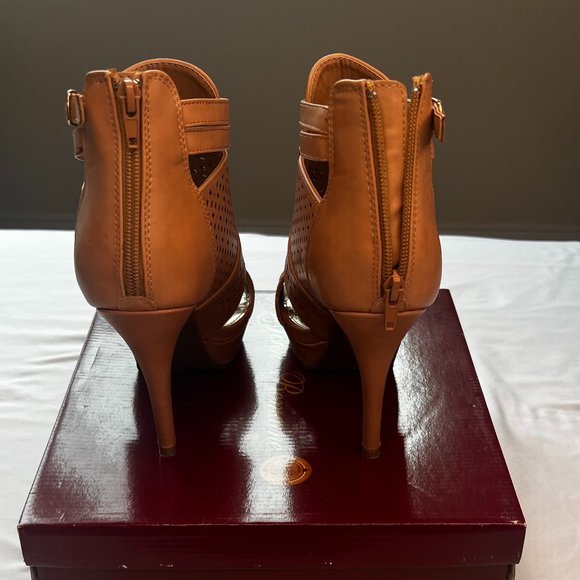 Women's Faux Leather Heeled Ankle Booties in Tan - US 8.5 - Picture 6 of 9